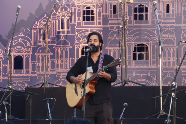 Rahgir performing at a music event in Jaipur 